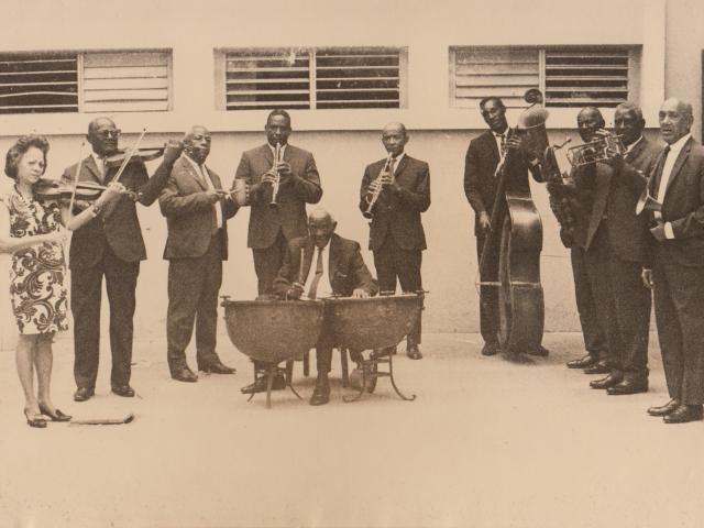 Orquesta Típica de Santiago de Cuba, director Loreto Vistel a la derecha.