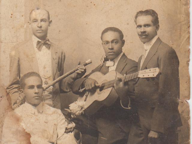 Pepe Banderas, sentado con guitarra.
