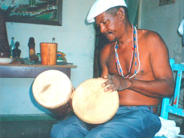 Tavera, bongosero de Changuí Guantanamo y constructor de instrumentos.